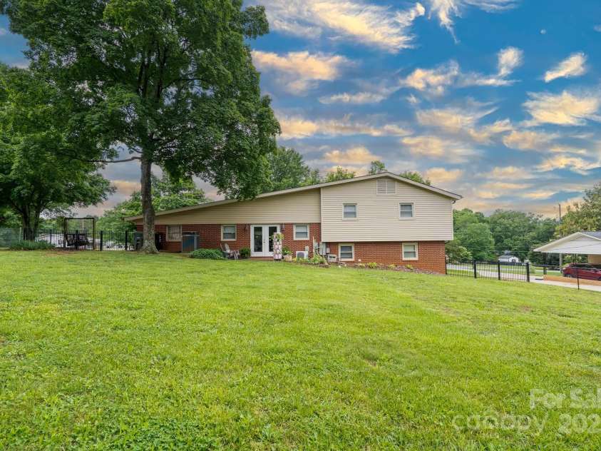 318 Confederate Drive, Concord, NC 28027.  MLS# CAR4262637, YatesRealty ID 15916. 