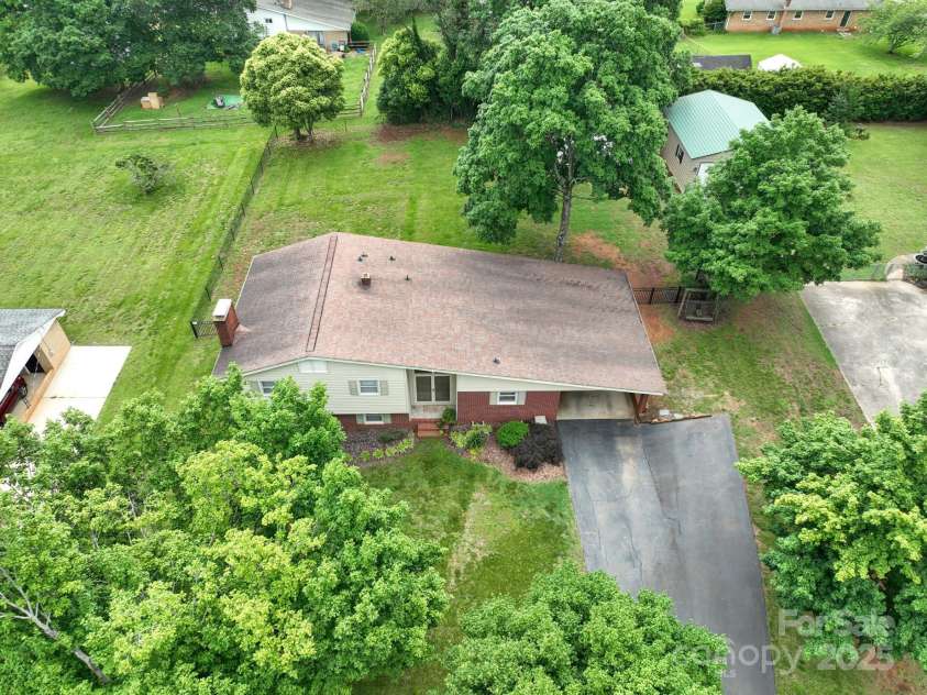 318 Confederate Drive, Concord, NC 28027.  MLS# CAR4262637, YatesRealty ID 15916. 