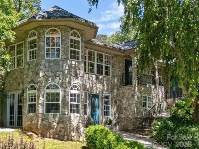 3 Northwood Road, Asheville, NC 28804.  MLS# CAR4232604, YatesRealty ID 15919. 