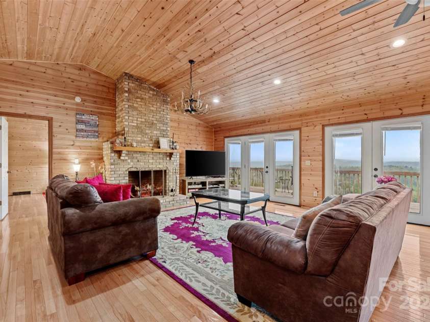 70 Moor Lane, Brevard, NC 28712.  MLS# CAR4134812, YatesRealty ID 1592. Come on in!Gorgeous vaulted ceiling