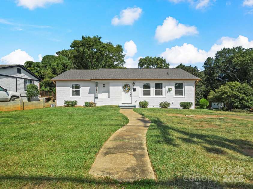 2633 Old North Sharon Amity Road, Charlotte, NC 28205.  MLS# CAR4260580, YatesRealty ID 15920. 