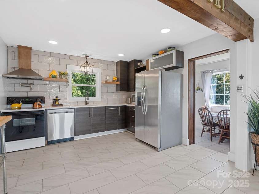 2633 Old North Sharon Amity Road, Charlotte, NC 28205.  MLS# CAR4260580, YatesRealty ID 15920. 
