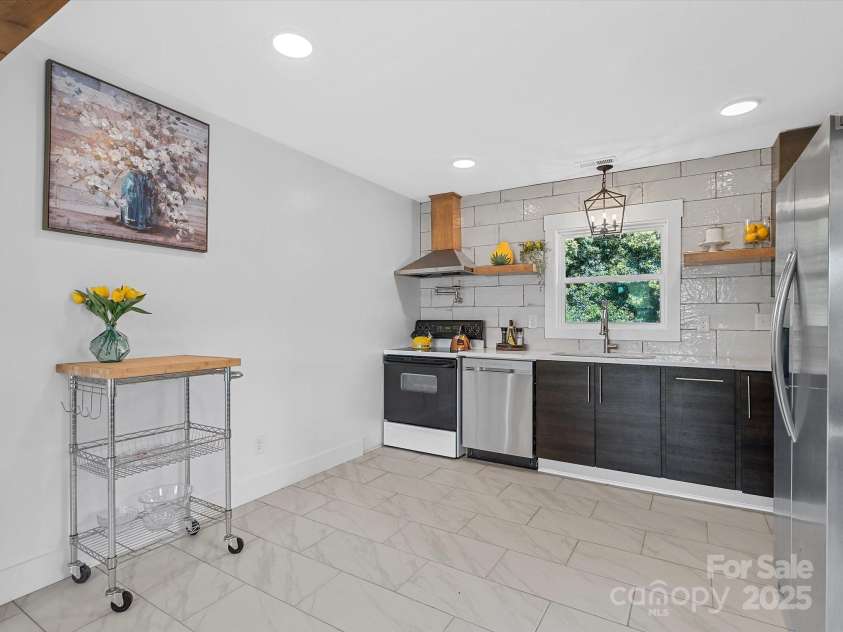 2633 Old North Sharon Amity Road, Charlotte, NC 28205.  MLS# CAR4260580, YatesRealty ID 15920. 