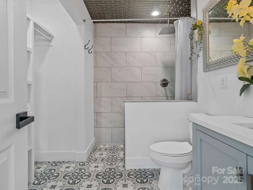 2633 Old North Sharon Amity Road, Charlotte, NC 28205.  MLS# CAR4260580, YatesRealty ID 15920. 