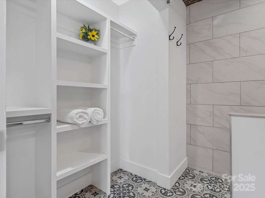 2633 Old North Sharon Amity Road, Charlotte, NC 28205.  MLS# CAR4260580, YatesRealty ID 15920. 