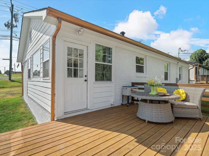 2633 Old North Sharon Amity Road, Charlotte, NC 28205.  MLS# CAR4260580, YatesRealty ID 15920. 