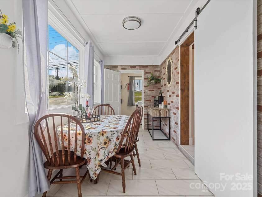 2633 Old North Sharon Amity Road, Charlotte, NC 28205.  MLS# CAR4260580, YatesRealty ID 15920. Dining area