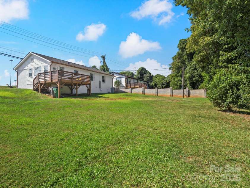 2633 Old North Sharon Amity Road, Charlotte, NC 28205.  MLS# CAR4260580, YatesRealty ID 15920. Huge yard