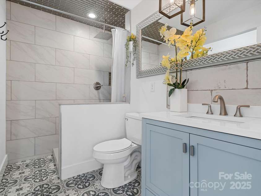 2633 Old North Sharon Amity Road, Charlotte, NC 28205.  MLS# CAR4260580, YatesRealty ID 15920. Primary bathroom