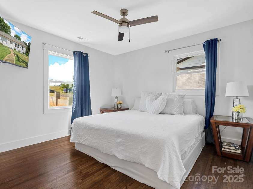 2633 Old North Sharon Amity Road, Charlotte, NC 28205.  MLS# CAR4260580, YatesRealty ID 15920. Primary bedroom