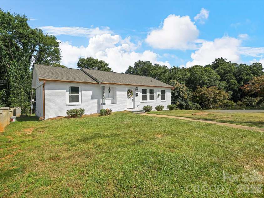 2633 Old North Sharon Amity Road, Charlotte, NC 28205.  MLS# CAR4334808, YatesRealty ID 15920. 