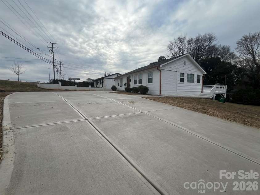 2633 Old North Sharon Amity Road, Charlotte, NC 28205.  MLS# CAR4334808, YatesRealty ID 15920. BRAND NEW OVERSIZE CONCRETE DRIVEWAY