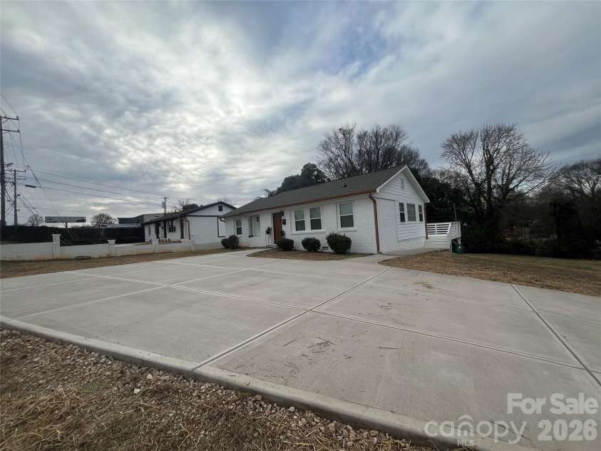 2633 Old North Sharon Amity Road, Charlotte, NC 28205.  MLS# CAR4334808, YatesRealty ID 15920. OVERSIZE CONCRETE DRIVEWAY. CAN ACCOMMODATE 4+ VEHICLES.