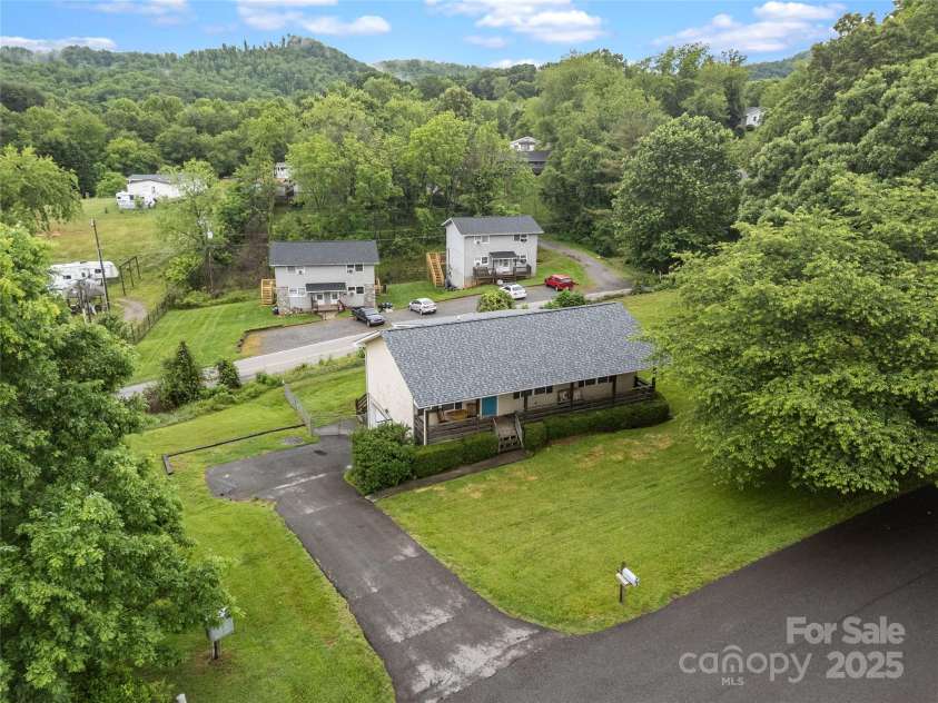 72 Sovereign Circle, Clyde, NC 28721.  MLS# CAR4264438, YatesRealty ID 15923. 