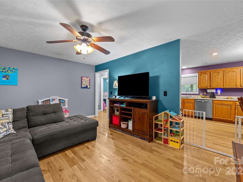 72 Sovereign Circle, Clyde, NC 28721.  MLS# CAR4264438, YatesRealty ID 15923. 
