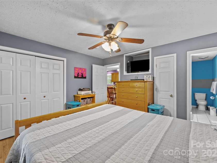 72 Sovereign Circle, Clyde, NC 28721.  MLS# CAR4264438, YatesRealty ID 15923. 