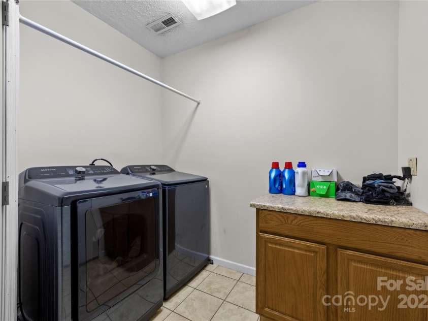 72 Sovereign Circle, Clyde, NC 28721.  MLS# CAR4264438, YatesRealty ID 15923. 