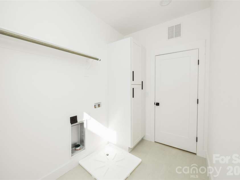 221 Woodsborough Place, Raleigh, NC 27601.  MLS# CAR4390660, YatesRealty ID 15929. 