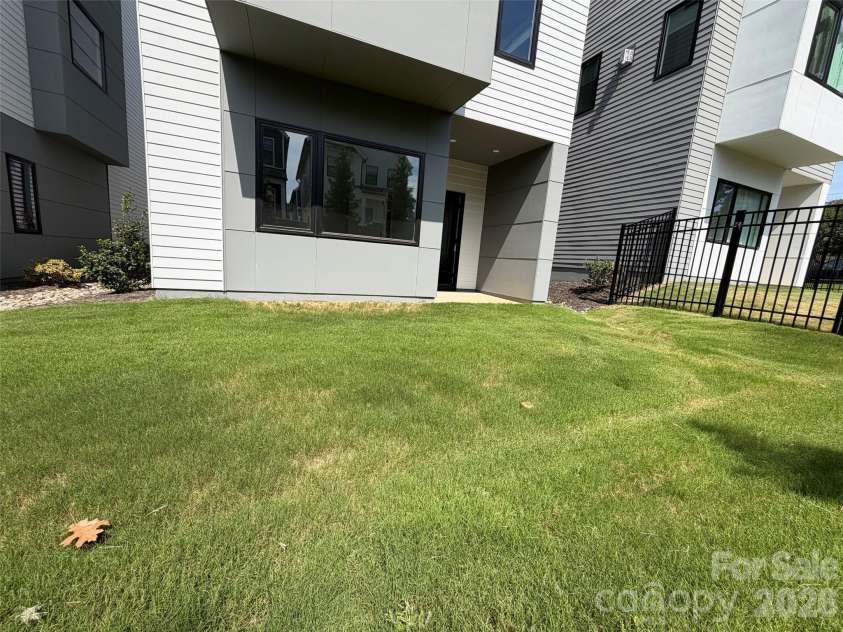 221 Woodsborough Place, Raleigh, NC 27601.  MLS# CAR4390660, YatesRealty ID 15929. 