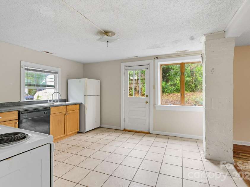 132 Little Knob Road, Asheville, NC 28803.  MLS# CAR4314463, YatesRealty ID 1593. Tile Floor