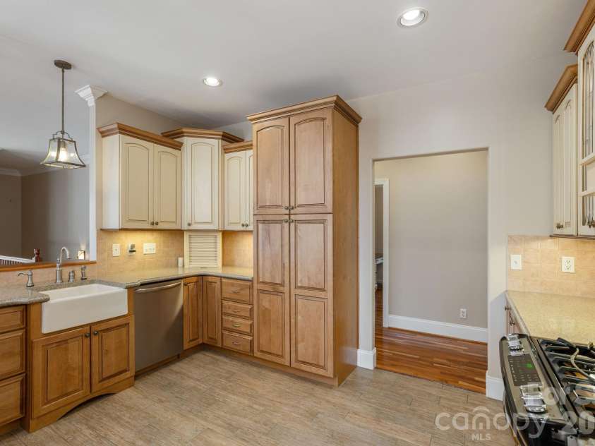 16 WINTERBERRY Drive, Hendersonville, NC 28739.  MLS# CAR4343974, YatesRealty ID 1593. 