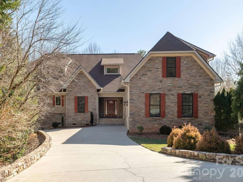 16 WINTERBERRY Drive, Hendersonville, NC 28739.  MLS# CAR4343974, YatesRealty ID 1593. 