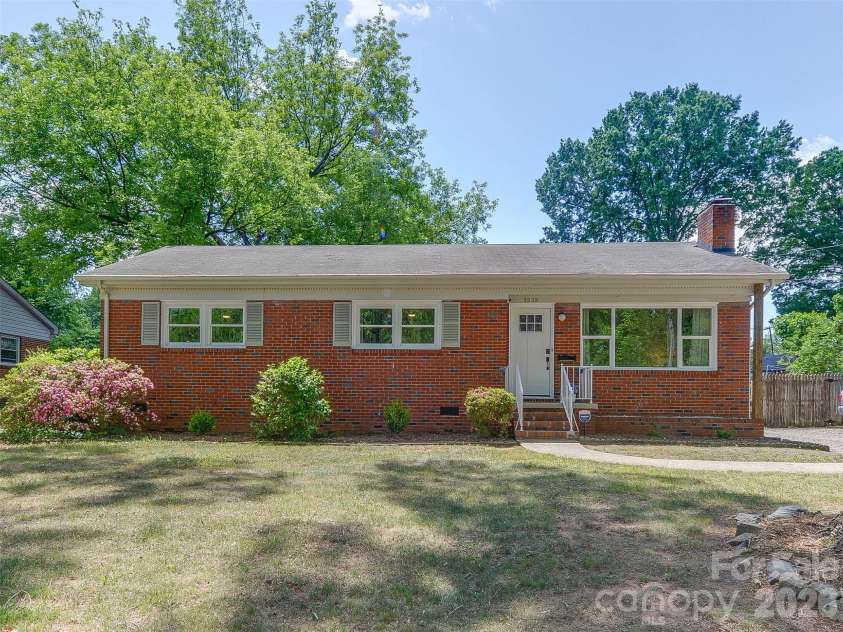 3228 Wicklow Place, Charlotte, NC 28205.  MLS# CAR4372130, YatesRealty ID 15933. 