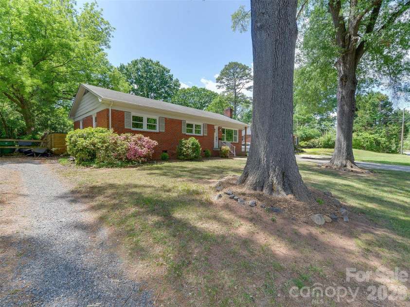 3228 Wicklow Place, Charlotte, NC 28205.  MLS# CAR4372130, YatesRealty ID 15933. 