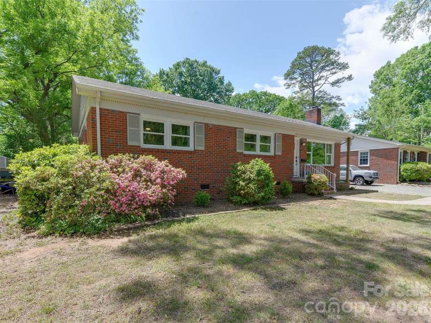 3228 Wicklow Place, Charlotte, NC 28205.  MLS# CAR4372130, YatesRealty ID 15933. 