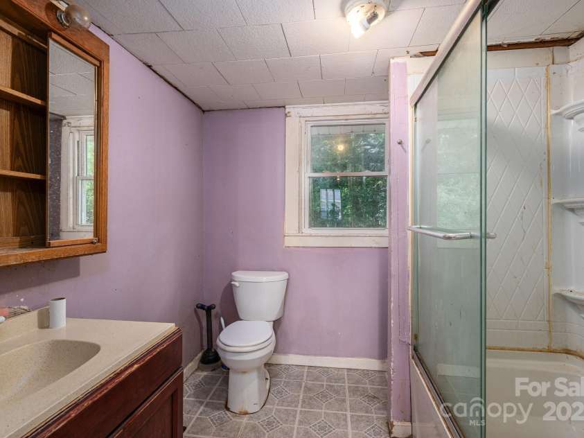 1070 NC 182 Highway, Lincolnton, NC 28092.  MLS# CAR4263938, YatesRealty ID 15935. Bathroom