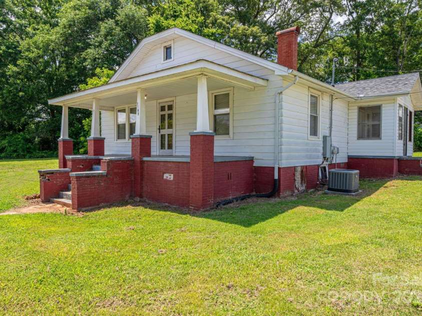 1070 NC 182 Highway, Lincolnton, NC 28092.  MLS# CAR4263938, YatesRealty ID 15935. Front View 1