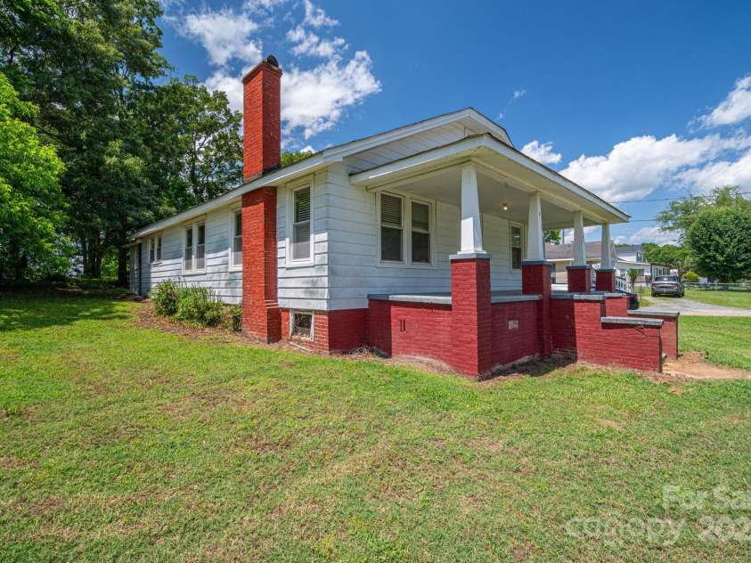 1070 NC 182 Highway, Lincolnton, NC 28092.  MLS# CAR4263938, YatesRealty ID 15935. Front View 2