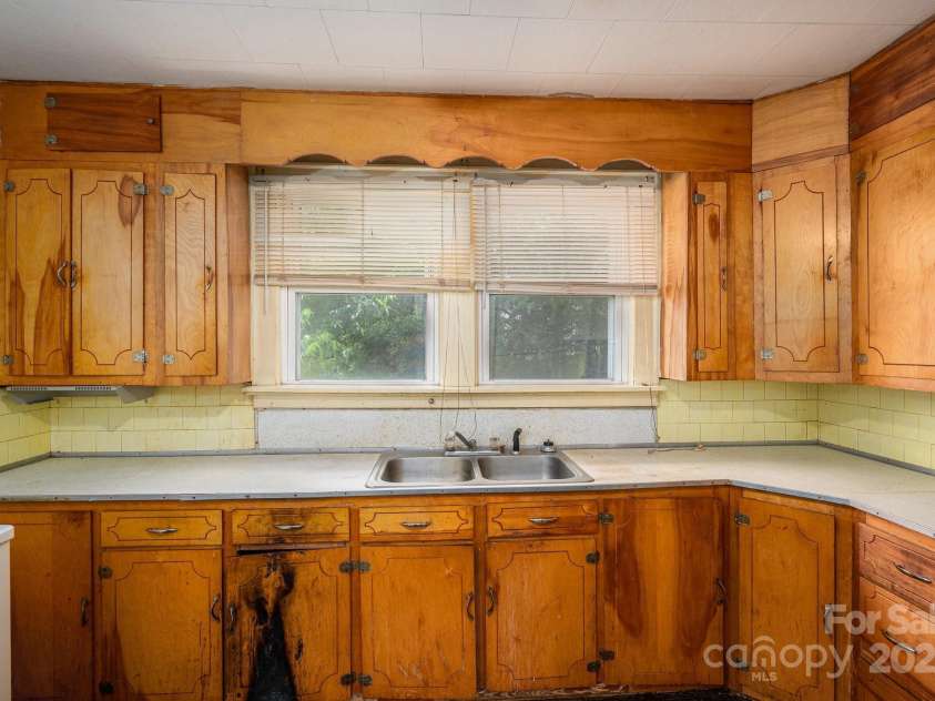 1070 NC 182 Highway, Lincolnton, NC 28092.  MLS# CAR4263938, YatesRealty ID 15935. Kitchen 2