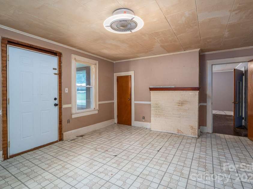 1070 NC 182 Highway, Lincolnton, NC 28092.  MLS# CAR4263938, YatesRealty ID 15935. Middle Bedroom 2