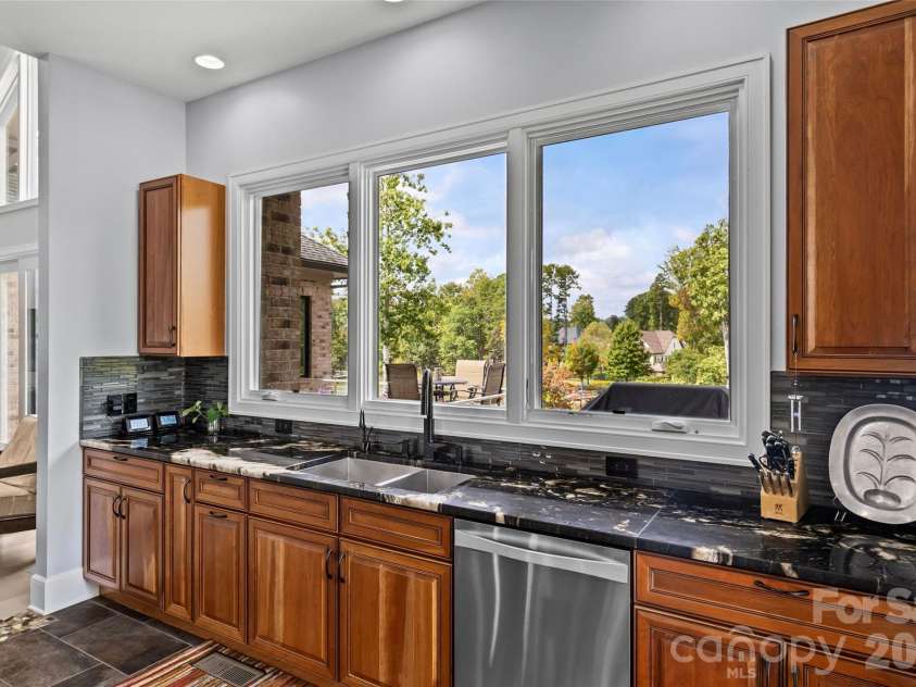 6032 Headlands Court, Belmont, NC 28012.  MLS# CAR4302643, YatesRealty ID 15936. Stunning chef's kitchen has cherry & maple cabinets, granite countertops, oversized kitchen island, dual built-in stainless steel Frigidaire refrigerator & freezer, stainless steel appliances, prep sink in kitchen islan