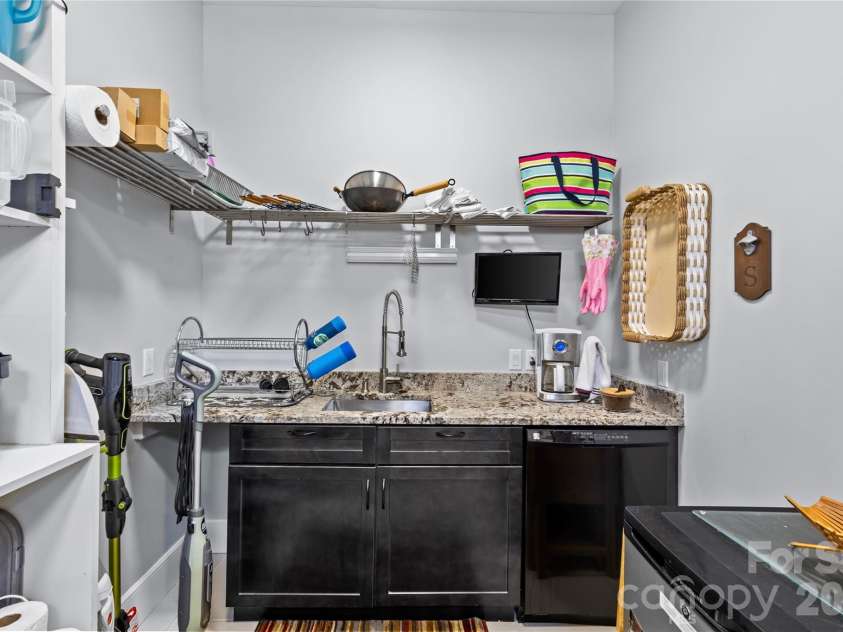 6032 Headlands Court, Belmont, NC 28012.  MLS# CAR4302643, YatesRealty ID 15936. Stunning chef's kitchen has cherry & maple cabinets, granite countertops, oversized kitchen island, dual built-in stainless steel Frigidaire refrigerator & freezer, stainless steel appliances, prep sink in kitchen islan