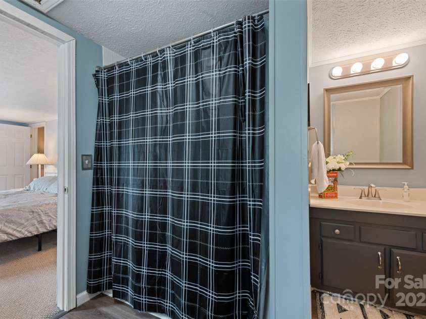 48 Medford Avenue, Waynesville, NC 28786.  MLS# CAR4264081, YatesRealty ID 15942. 