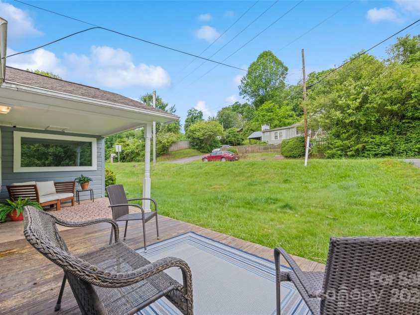 48 Medford Avenue, Waynesville, NC 28786.  MLS# CAR4264081, YatesRealty ID 15942. 