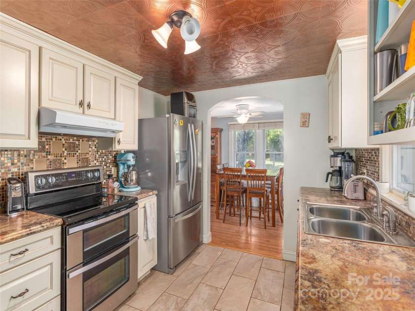 78 Hardin Lane, Clyde, NC 28721.  MLS# CAR4265146, YatesRealty ID 15944. 