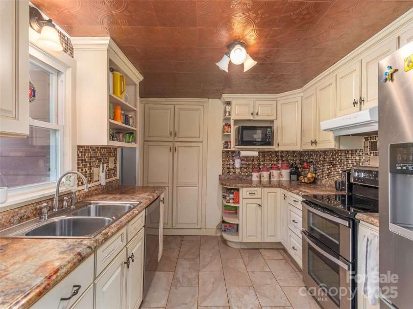 78 Hardin Lane, Clyde, NC 28721.  MLS# CAR4265146, YatesRealty ID 15944. 