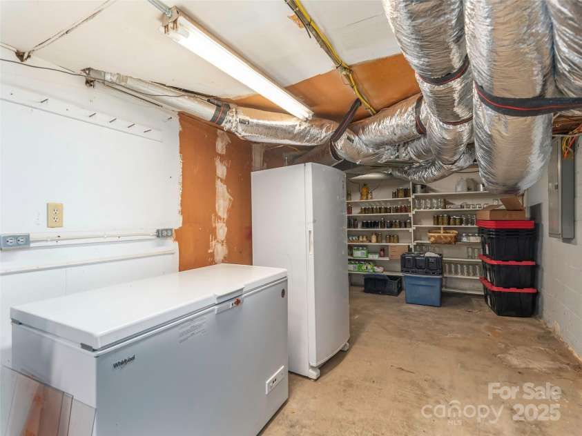 78 Hardin Lane, Clyde, NC 28721.  MLS# CAR4265146, YatesRealty ID 15944. 