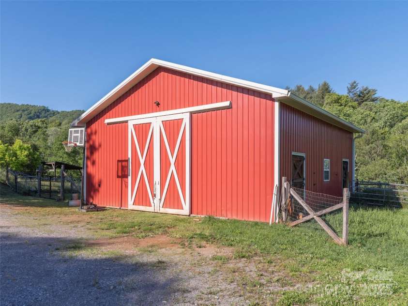 78 Hardin Lane, Clyde, NC 28721.  MLS# CAR4265146, YatesRealty ID 15944. 