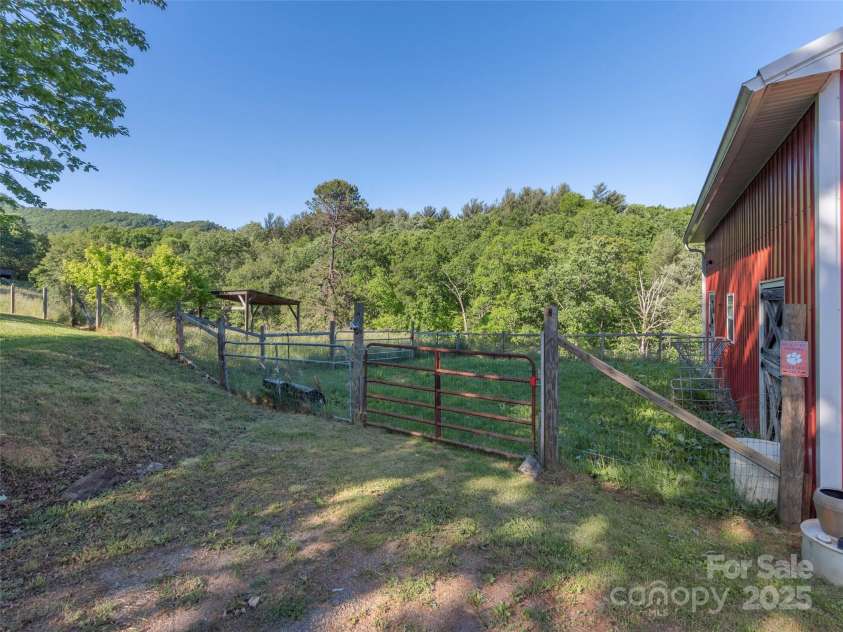 78 Hardin Lane, Clyde, NC 28721.  MLS# CAR4265146, YatesRealty ID 15944. 