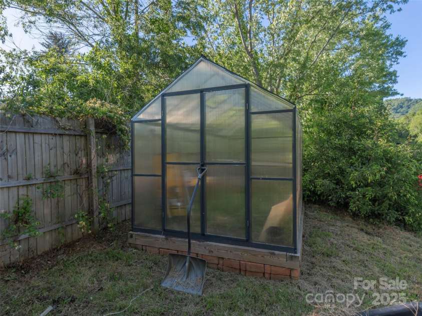 78 Hardin Lane, Clyde, NC 28721.  MLS# CAR4265146, YatesRealty ID 15944. 