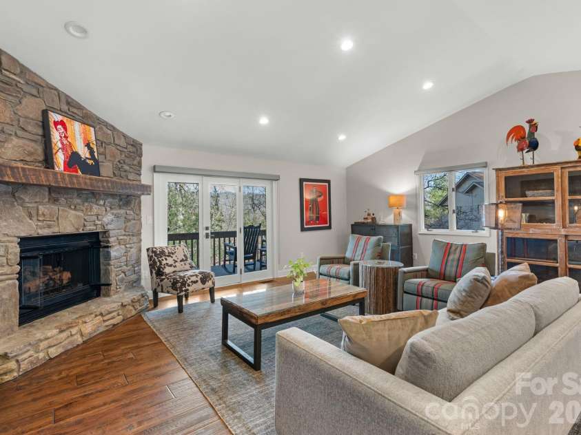 3302 Timber Trail, Asheville, NC 28804.  MLS# CAR4333678, YatesRealty ID 15948. 