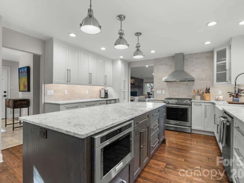 3302 Timber Trail, Asheville, NC 28804.  MLS# CAR4333678, YatesRealty ID 15948. Kitchenaid applainces 