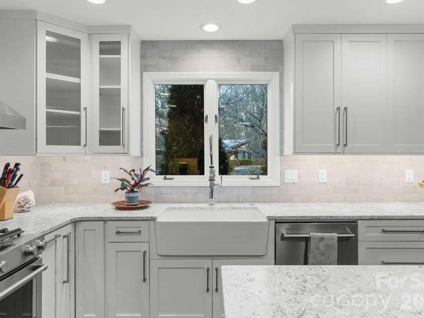 3302 Timber Trail, Asheville, NC 28804.  MLS# CAR4333678, YatesRealty ID 15948. Light and bright kitchen 