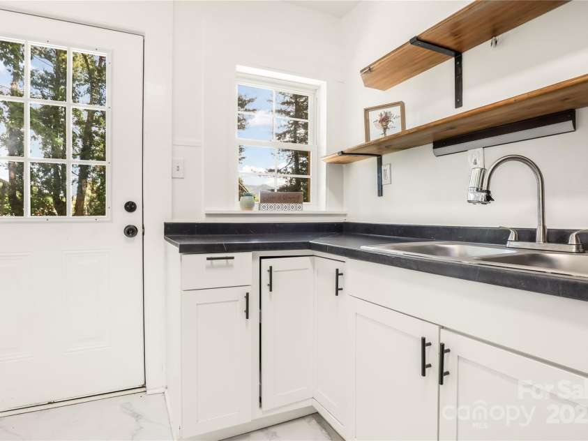 17 Springdale Avenue, Asheville, NC 28803.  MLS# CAR4261466, YatesRealty ID 15949. 