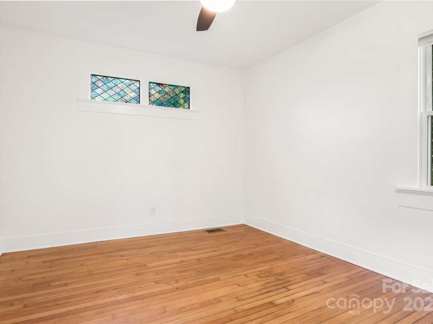 17 Springdale Avenue, Asheville, NC 28803.  MLS# CAR4261466, YatesRealty ID 15949. Spacious main suite with ensuite bathroom