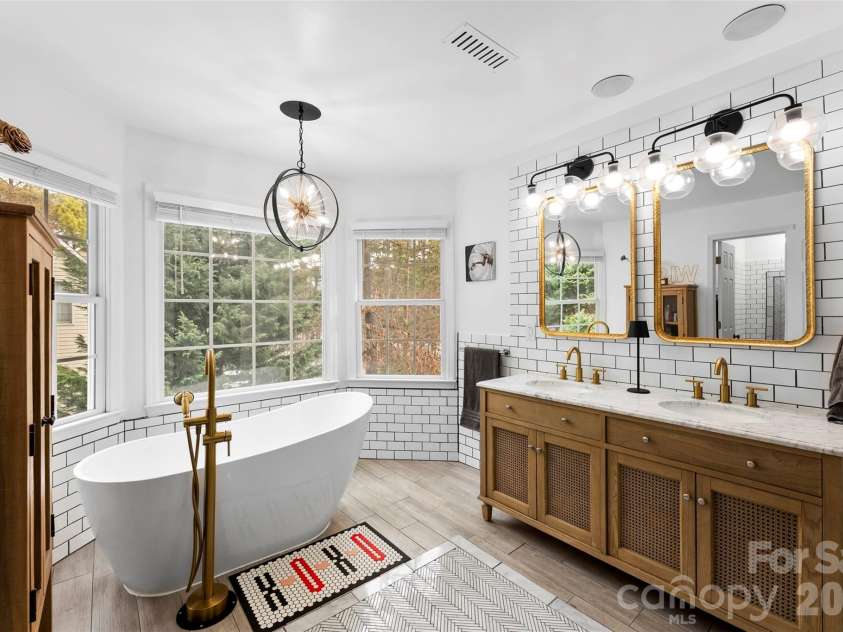 7901 McConnell Road, Denver, NC 28037.  MLS# CAR4342514, YatesRealty ID 15952. Primary Bath